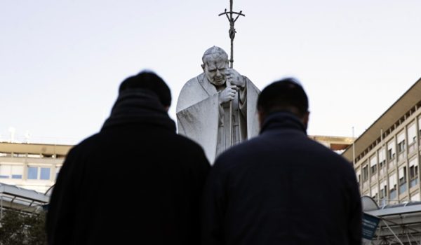 El papa continúa la fisioterapia respiratoria y se le ha retirado la ventilación mecánica