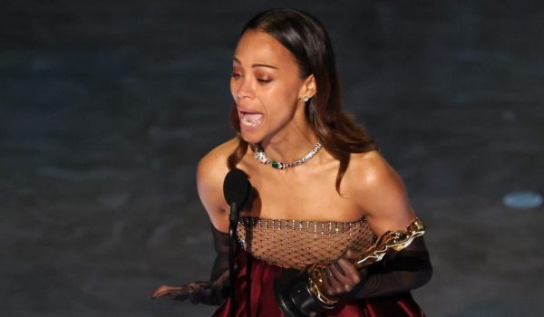 «¡Soy una orgullosa hija de migrantes!»: el emotivo discurso de Zoe Saldaña al recibir el Oscar a mejor actriz de reparto por «Emilia Pérez»