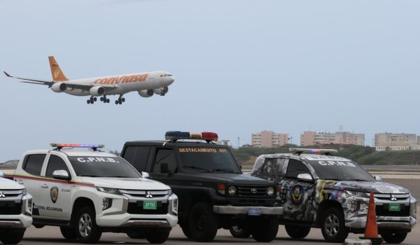 Llega a Venezuela un avión con 313 migrantes, 151 de ellos niños, repatriados desde México