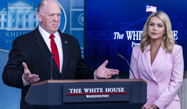 La Casa Blanca confirma el arresto de 800 indocumentados en Florida con ayuda de policías