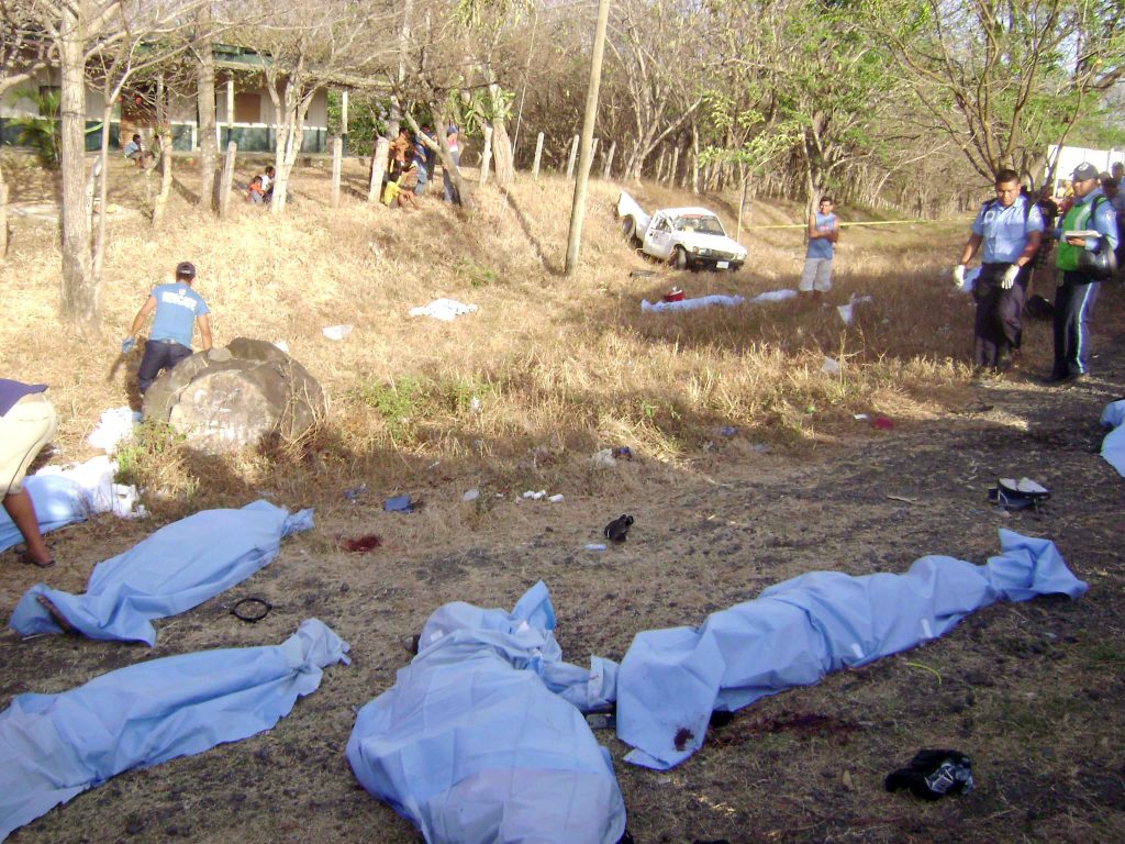 Los cuerpos de los 12 muertos por accidente de tránsito en abril de 2010 en Rivas, Nicaragua. LA PRENSA/ARCHIVO