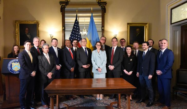 EE.UU. y Ucrania firman el acuerdo para la explotación conjunta de minerales ucranianos