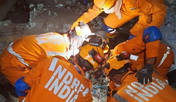 Rescatan con vida a un segundo hombre en Birmania cinco días después del terremoto
