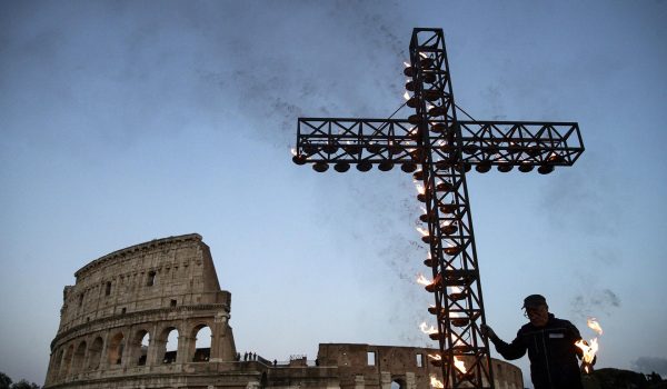 Las meditaciones del papa guían el vía crucis en el Coliseo sin su presencia