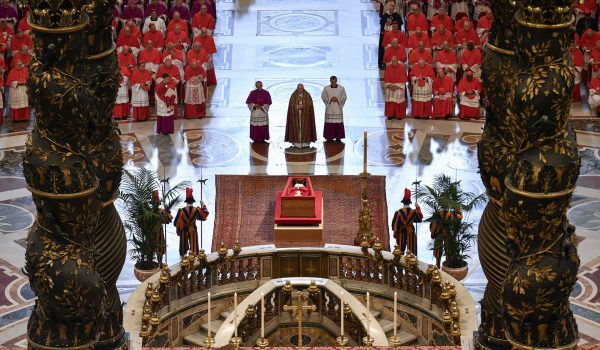 El féretro del papa Francisco llega a la basílica de San Pedro