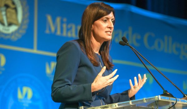La Policía en las universidades públicas de Florida preguntará por el estatus migratorio de los estudiantes
