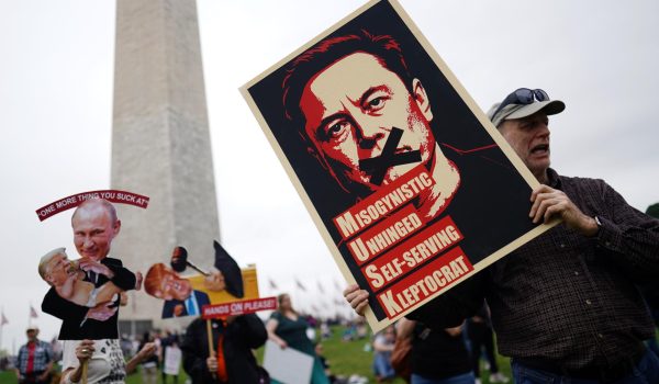 Manifestantes protestan contra los recortes de Trump y Musk en ciudades de todo EE.UU.