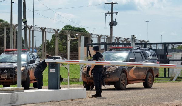 Una avioneta en apuros aterriza en medio de automóviles en una carretera al sur de Brasil