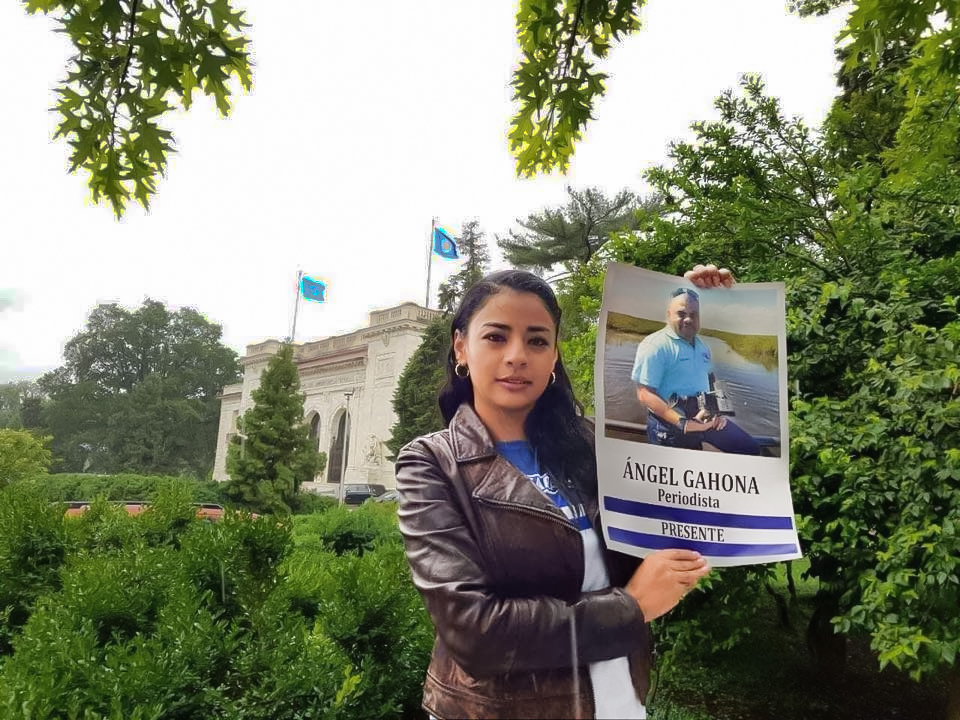 Migueliuth Sandoval, viuda de Àngel Gahona.
