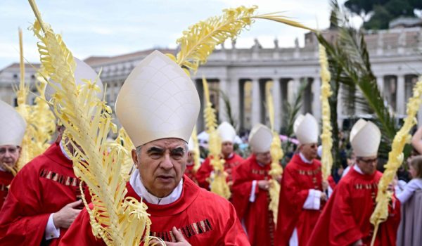 Primera controversia: Cardenal destituido Angelo Becciu pretende participar del cónclave