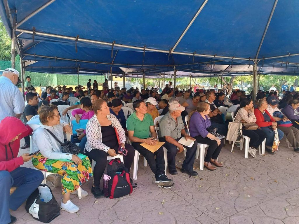 La dictadura de Nicaragua instaló toldos y silletas después de más de dos años de largas filas en la cancillería del régimen. LA PRENSA/CORTESÍA