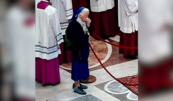 La monja Sor Geneviève llorando frente al ataúd de su amigo, el Papa Francisco.