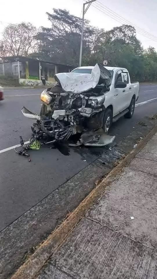 Destruida parcialmente quedó la camioneta conducida por Hugo Fonseca. LA PRENSA/ Tomada de Radio La Primerisima
