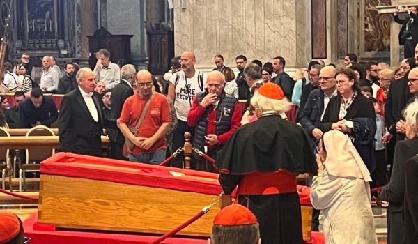 Cardenal Brenes ora ante el féretro del papa Francisco en Roma