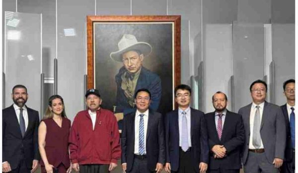 Ortega se reúne con presidente de Huawei en medio de censura y control digital