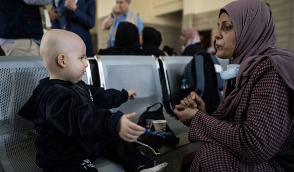 «Queremos vivir»: el deseo de los niños gazatíes rumbo a España para tratarse el cáncer