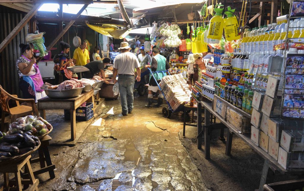 En el mercado Oriental eran comercializados los medicamentos vencidos, según la Fiscalía. LA PRENSA/Archivo
