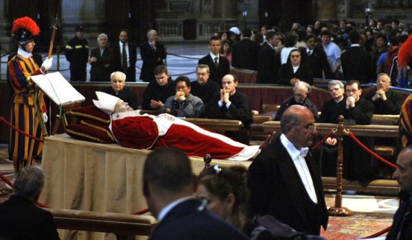 El Vaticano conmemora a Juan Pablo II veinte años después de su muerte, pero sin Francisco