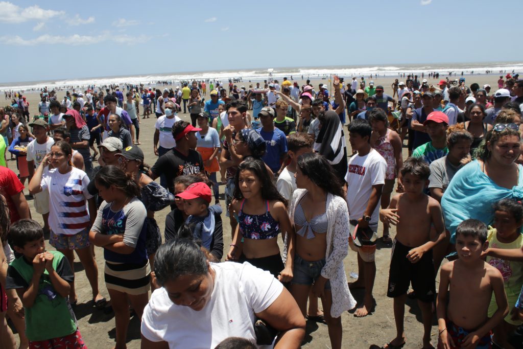 En cada verano, miles de nicaragüenses se vuelcan a las playas. Muchas veces esas giras terminan en tragedia. Playa de Pochomil, Managua. LA PRENSA/ARCHIVO