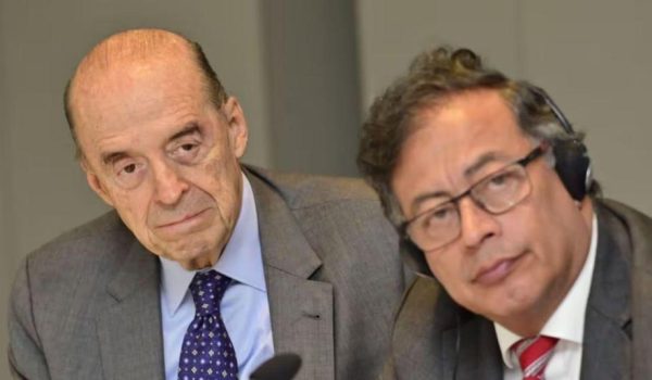 En la misma carta, el exministro dice que posteriormente supo donde había estado el presidente Petro durante su desaparición. LA PRENSA/Presidencia