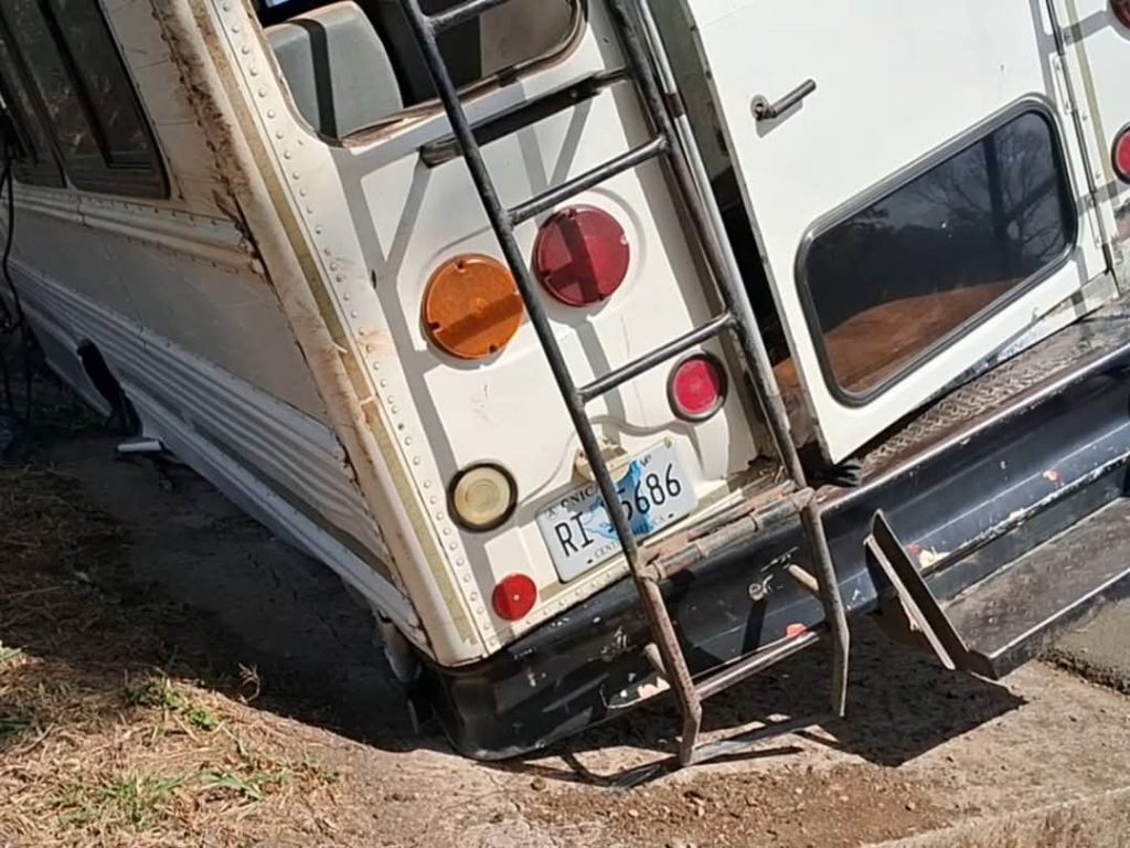Momento de pánico vviieron estufiante universitarios en este bus que presentó despereectos mecánicos. LA PREENSA/ Redes sociales. 