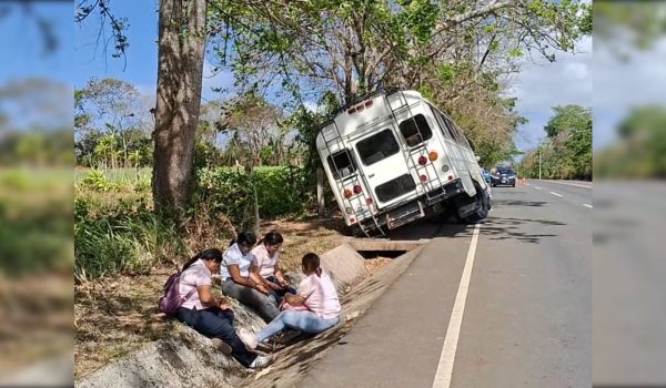Universitarios viven momentos de pánico en bus con fallas mecánicas en la Panamericana Sur