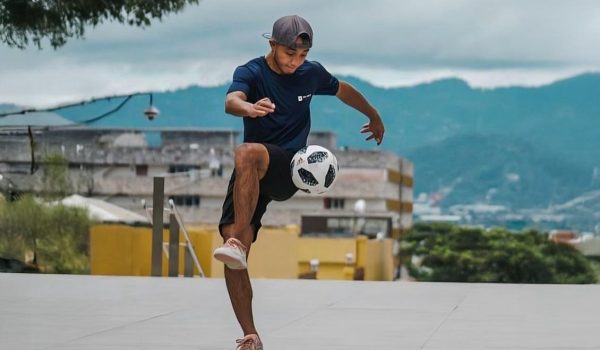 Ervin Huete, el “acróbata del balón” que representará a Nicaragua en un mundial de futbol freestyle