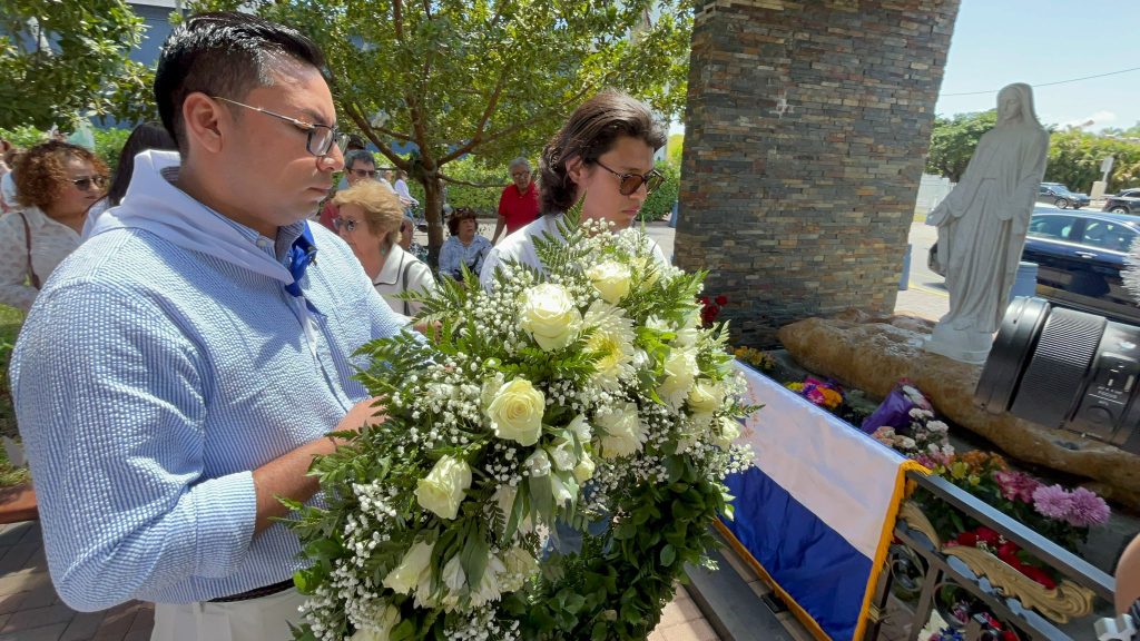 Yubrank Suazo y Lesther Aleman colocan ofrenda floral en memoria de las víctimas de abril. Foto: LA PRENSA
