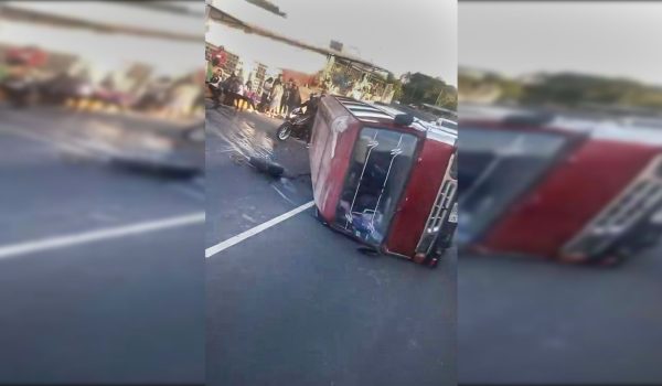 Tres estudiantes lesionados al volcarse microbús  de recorrido escolar en Catarina
