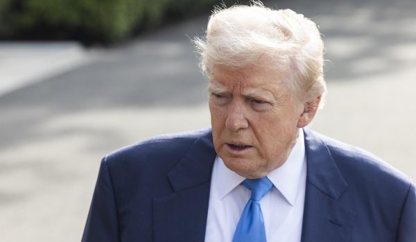Trump llega a Roma para asistir al funeral del papa y verse con líderes extranjeros