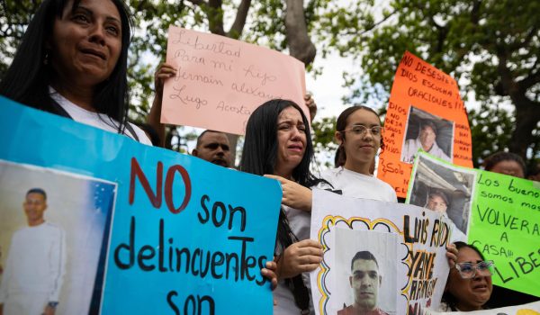 Familias de venezolanos en El Salvador exigen pruebas de vida de sus parientes detenidos