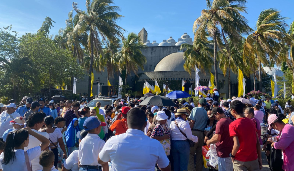 Patrullas policiales dentro de la Catedral de Managua vigilaron el viacrucis del Viernes Santo