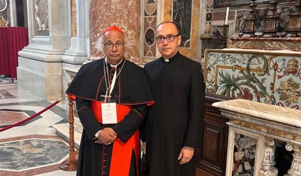 ¿Quién es Julio Arana, el vicario judicial que acompaña al cardenal Brenes en su viaje al Vaticano?