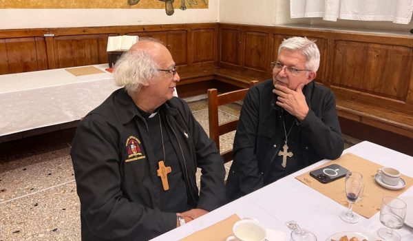 Cardenal Brenes llega a Roma y se reúne con arzobispo de Paraguay