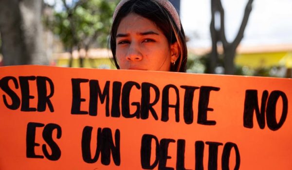 Indocumentados afrontan el dilema de inscribirse o no en el registro impuesto por Trump
