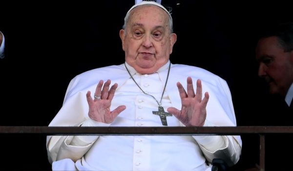El papa continúa mejorando mientras sigue su «aislamiento» en Santa Marta