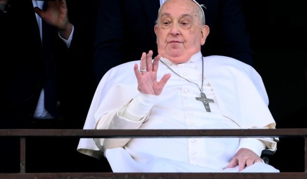 El papa continúa mejorando en su capacidad de hablar y trabaja sentado en su escritorio