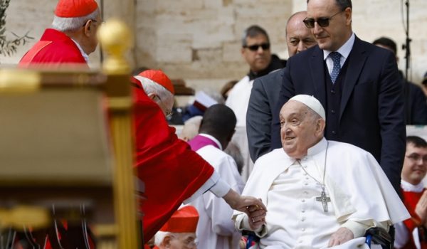 El papa, sin asistencia de oxígeno, saluda a los fieles en San Pedro por Semana Santa