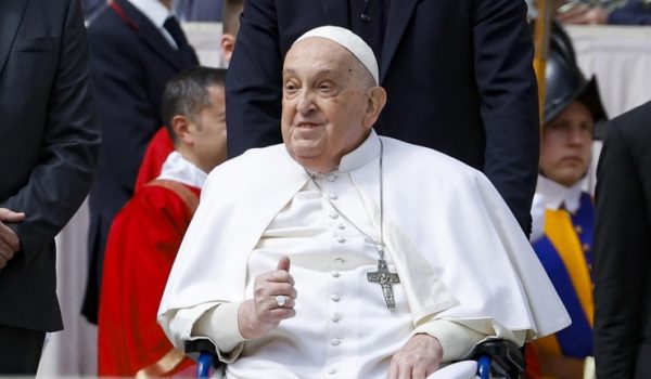 El papa delega en cardenales para ritos de Semana Santa y escribe el texto del Viacrucis