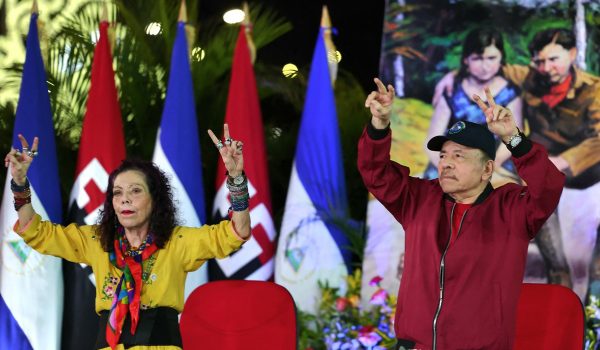 Daniel Ortega y Rosario Murillo durante la ceremonia en el 130 aniversario del natalicio de Augusto Sandino en la avenida Bolívar a Chávez en Managua
