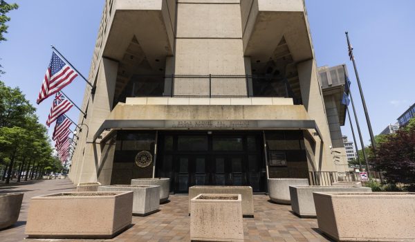 El FBI decide cerrar su histórica sede en Washington y repartir a su plantilla por el país