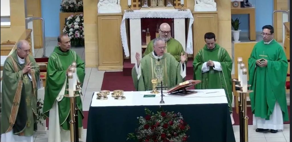 Monseñor Bismarck Chau junto a Monseñor Silvio Báez y sacerdotes en el exilio