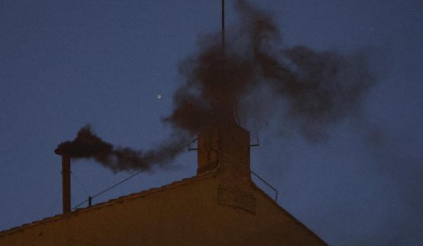 Fumata negra: No se ha elegido papa tras la tercera votación
