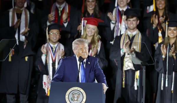 Trump dice que los magnates de internet ahora le «besan el culo»