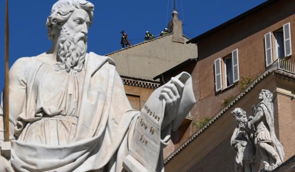 Se instala la chimenea en la Capilla Sixtina para el cónclave