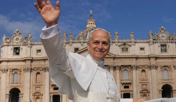 ¿Continuidad o giro doctrinal? Expertos analizan las claves del nuevo pontificado de León XIV y señalan su experiencia misional y cercanía con el pueblo. LA PRENSA/AFP