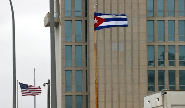 Fotografía de archivo de una vista general de la sede de la Embajada de Estados Unidos en La Habana, frente a la que ondean las banderas de EE.UU. y Cuba (d). EFE/Ernesto Mastrascusa