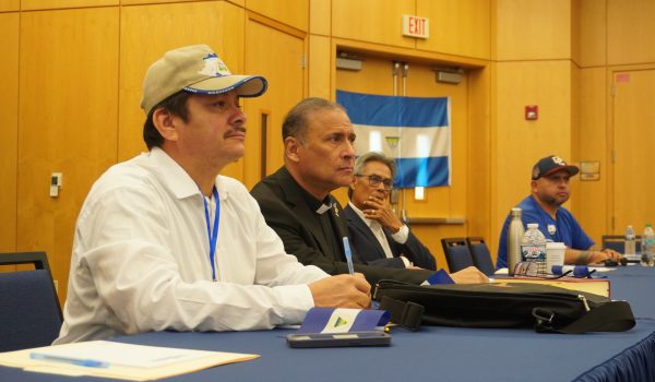 Medardo Mairena, Padre Benito Martínez y Dennis Martínez durante encuentro de opositores en Miami. Foto: LA PRENSA