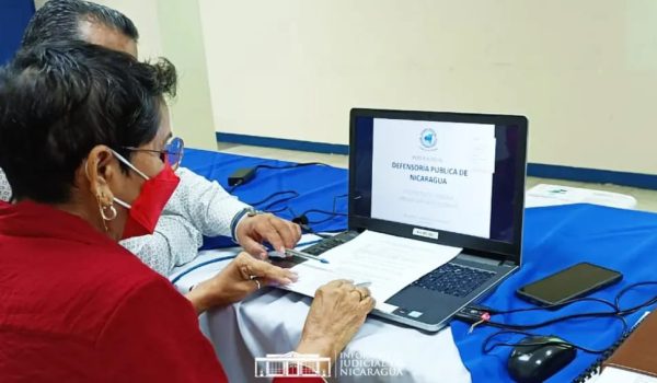 Más mujeres demandan pensión de alimentos para sus hijos, mientras muchos deudores están fuera de Nicaragua