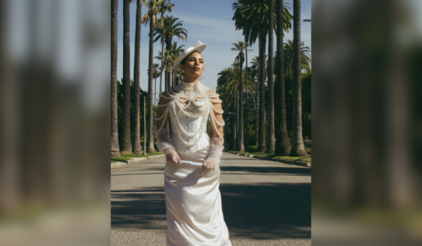 La historia de la nica que se viste en las calles de Los Ángeles con los outfits que diseña  